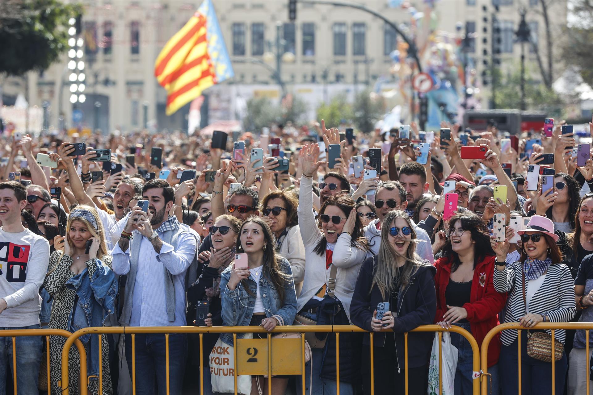 Públic en una mascletà de València - Rober Solsona - Europa Press Públic en una mascletà de València - Rober Solsona - Europa Press