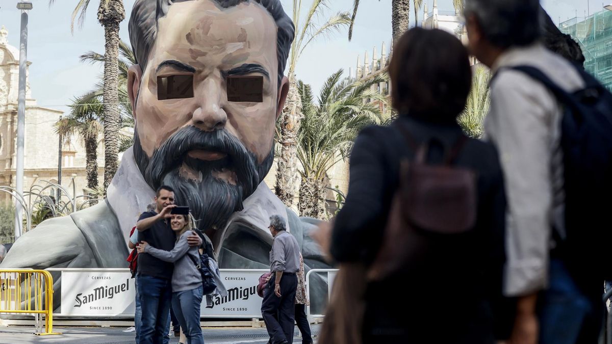 Unos turistas se hacen una foto frente a una falla - Rober Solsona - Europa Press 