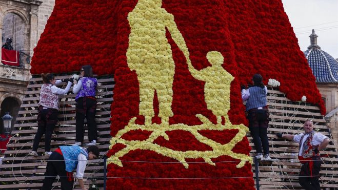 Detall del mant de la Mare de Déu 2026 Detall del mant de la Mare de Déu 2026