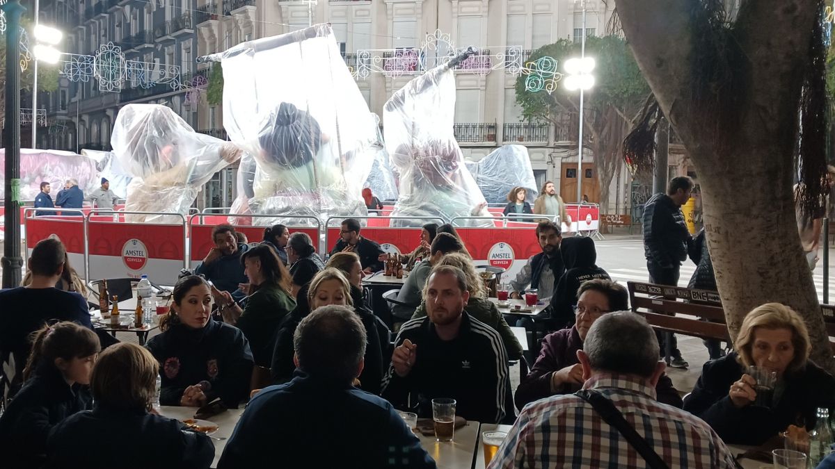 Una terrassa d'un bar en Russafa durant les Falles de València Una terrassa d'un bar en Russafa durant les Falles de València