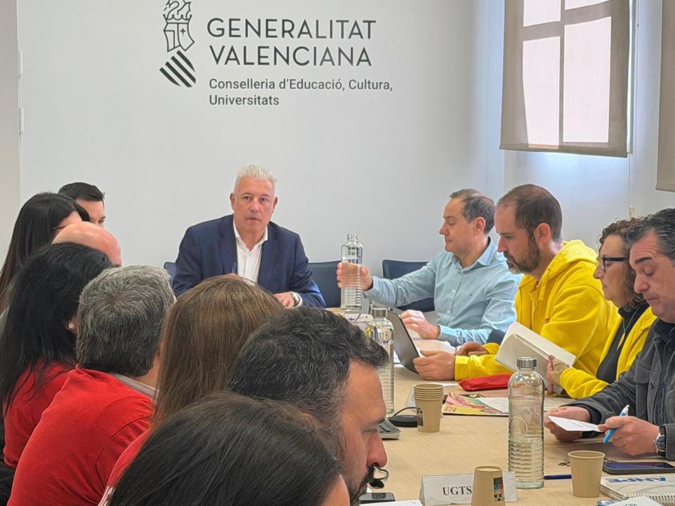 260326 EDUC Foto1 McEvoy Sindicatos ok