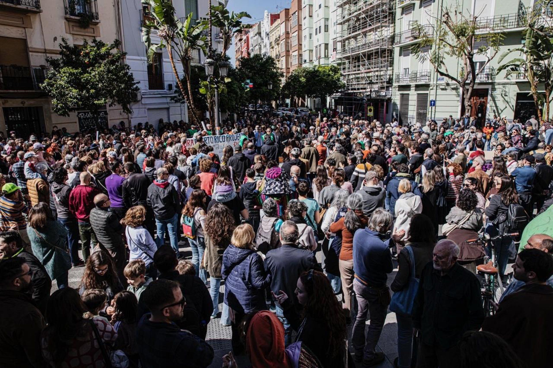 Imagen de una concentración en Russafa en contra de la construcción de pisos turísticos (Foto: Juan Terol)