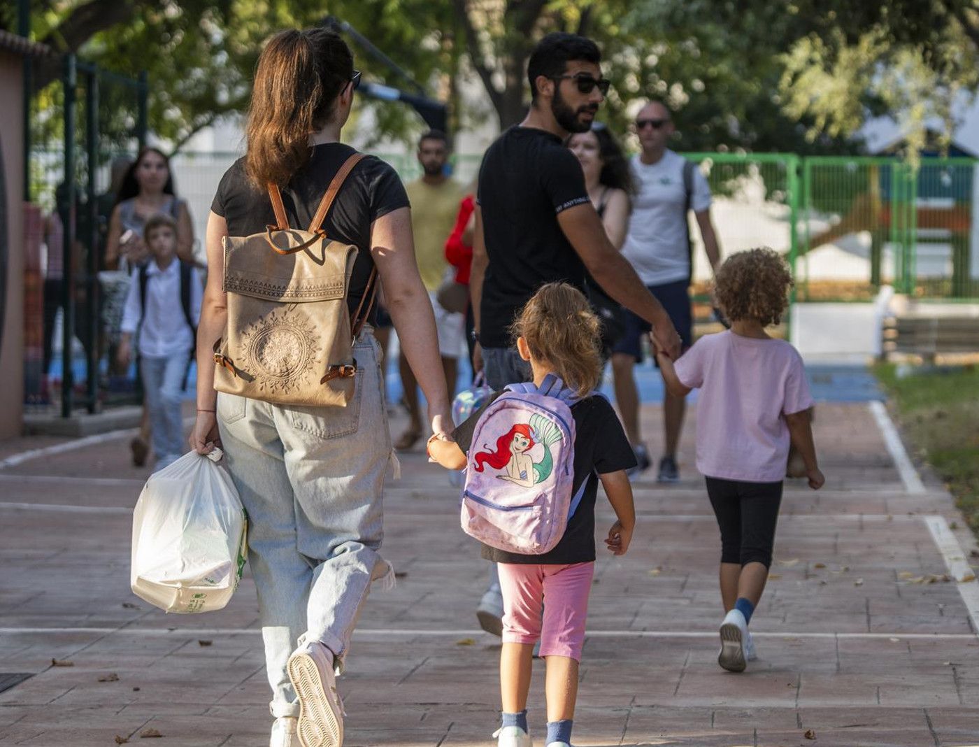 Niños entrando a un colegio Niños entrando a un colegio