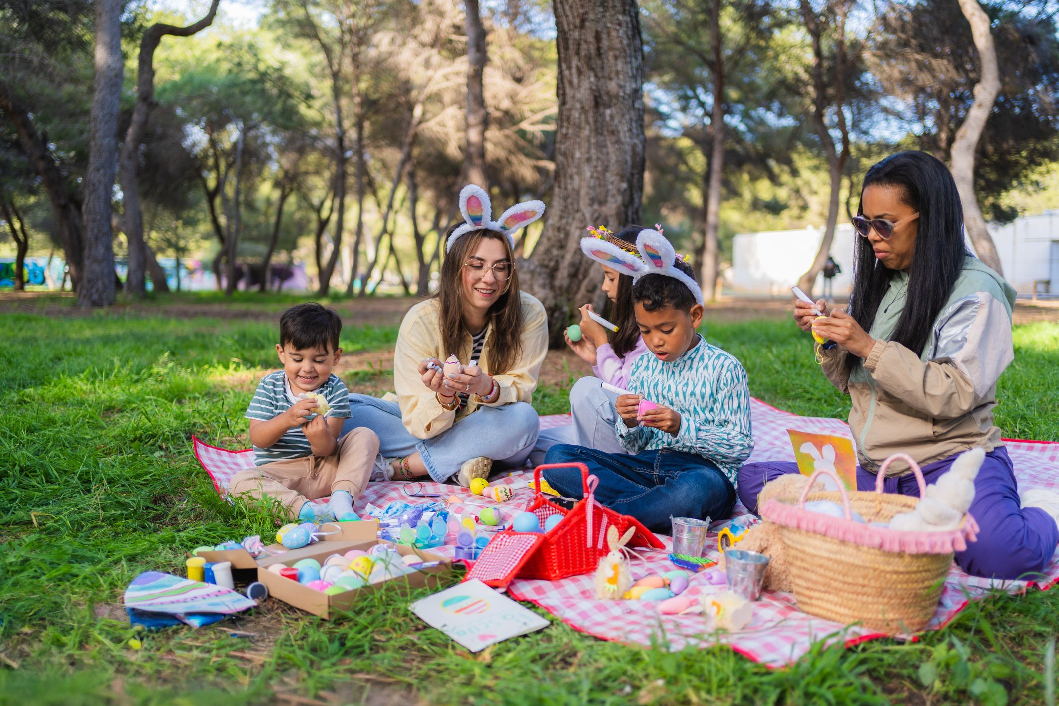 Una familia decorando huevos de Pascua - GettyImages 
