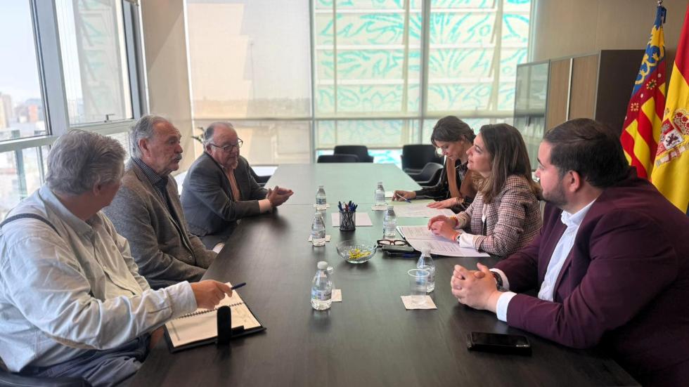 260408 JUST foto Consellera reunion FederacionCasasCastillaMancha