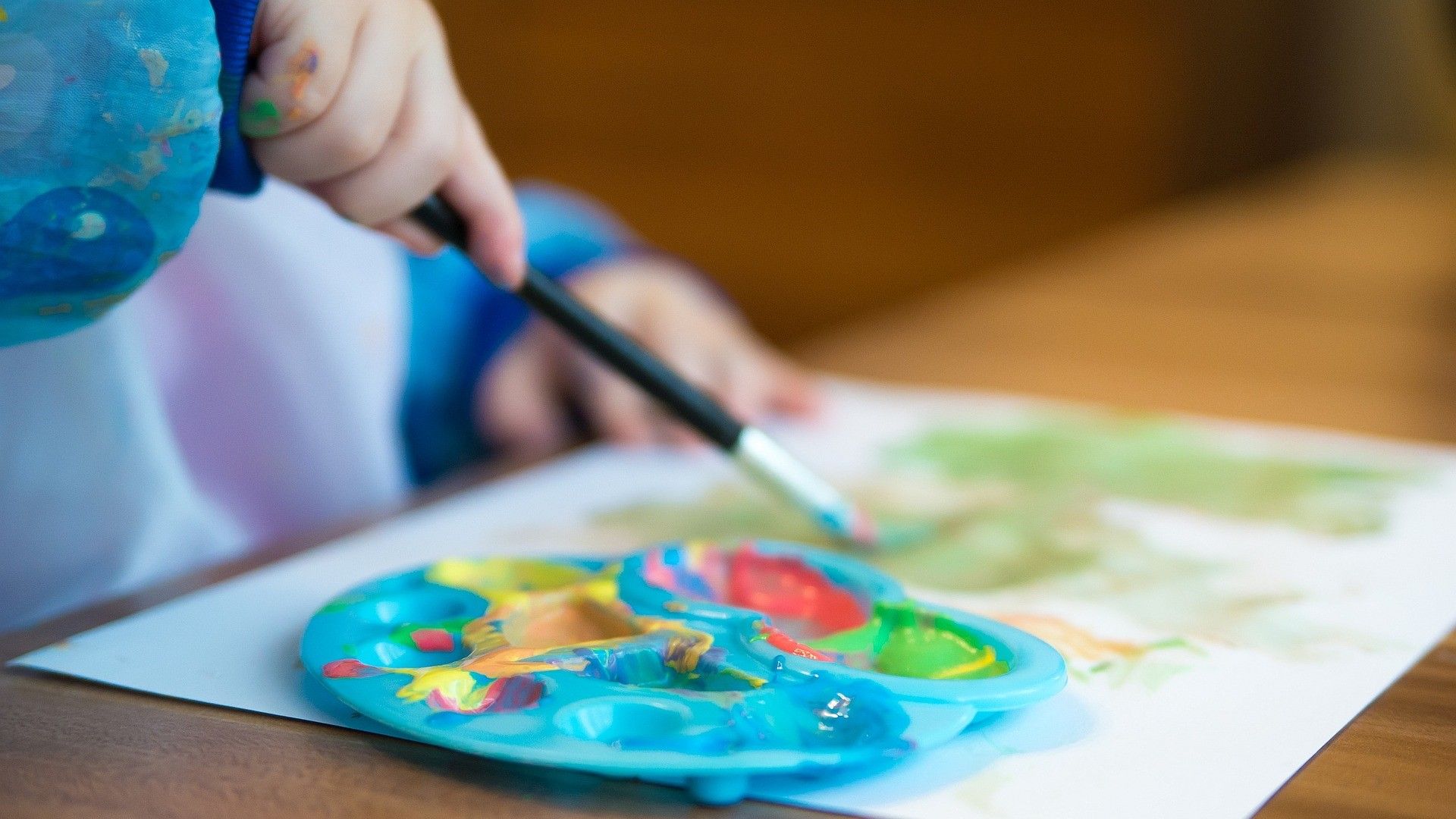 Niña con pinturas Niña con pinturas