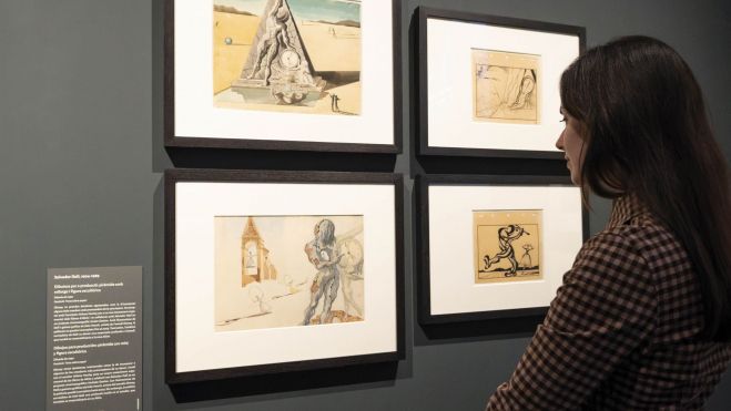 Una visitante admirando los dibujos expuestos en la exposición «Los mundos de Alicia» en CaixaForum València. © Fundación ”la Caixa”