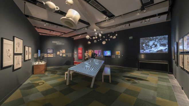  Una de las salas de la exposición «Los mundos de Alicia» en CaixaForum València. © Fundación ”la Caixa”