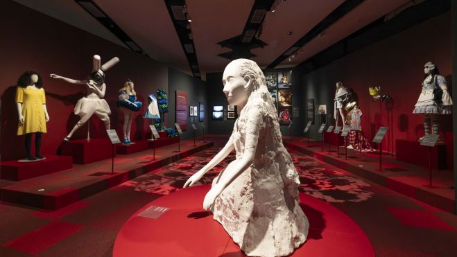  Una de las salas de la exposición «Los mundos de Alicia» en CaixaForum València. © Fundación ”la Caixa”