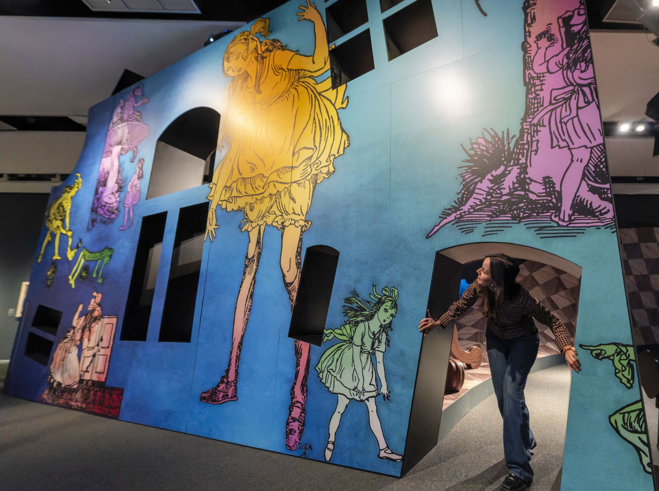 Una de las salas de la muestra «Los mundos de Alicia» en CaixaForum València. © Fundación ”la Caixa”