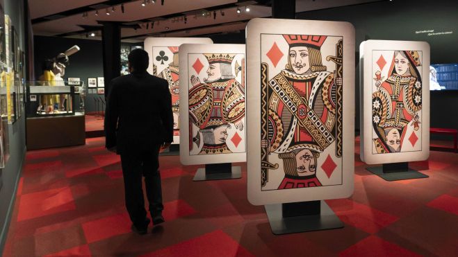 Una de las salas de la muestra «Los mundos de Alicia» en CaixaForum València. © Fundación ”la Caixa”