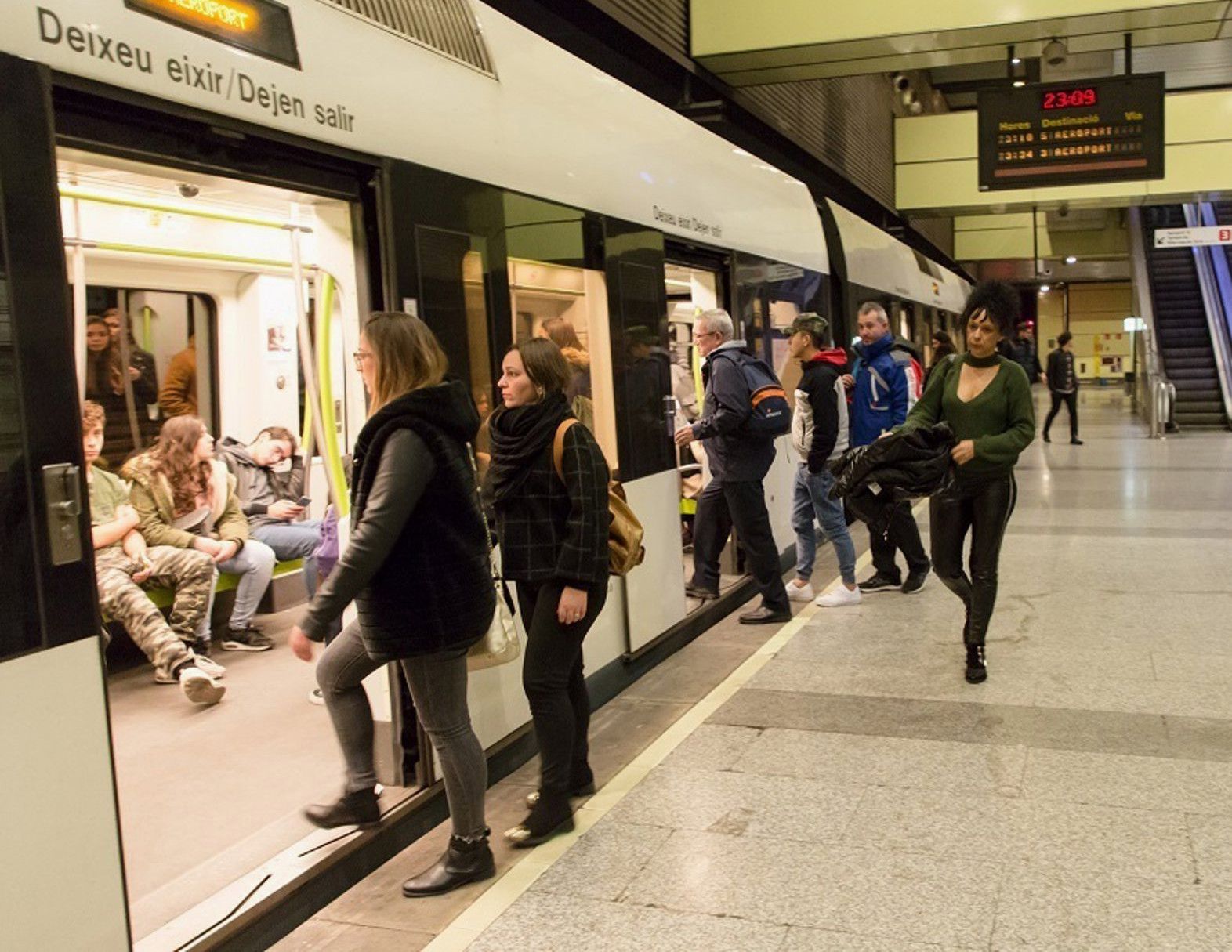Usuaris de Metrovalencia en una estació