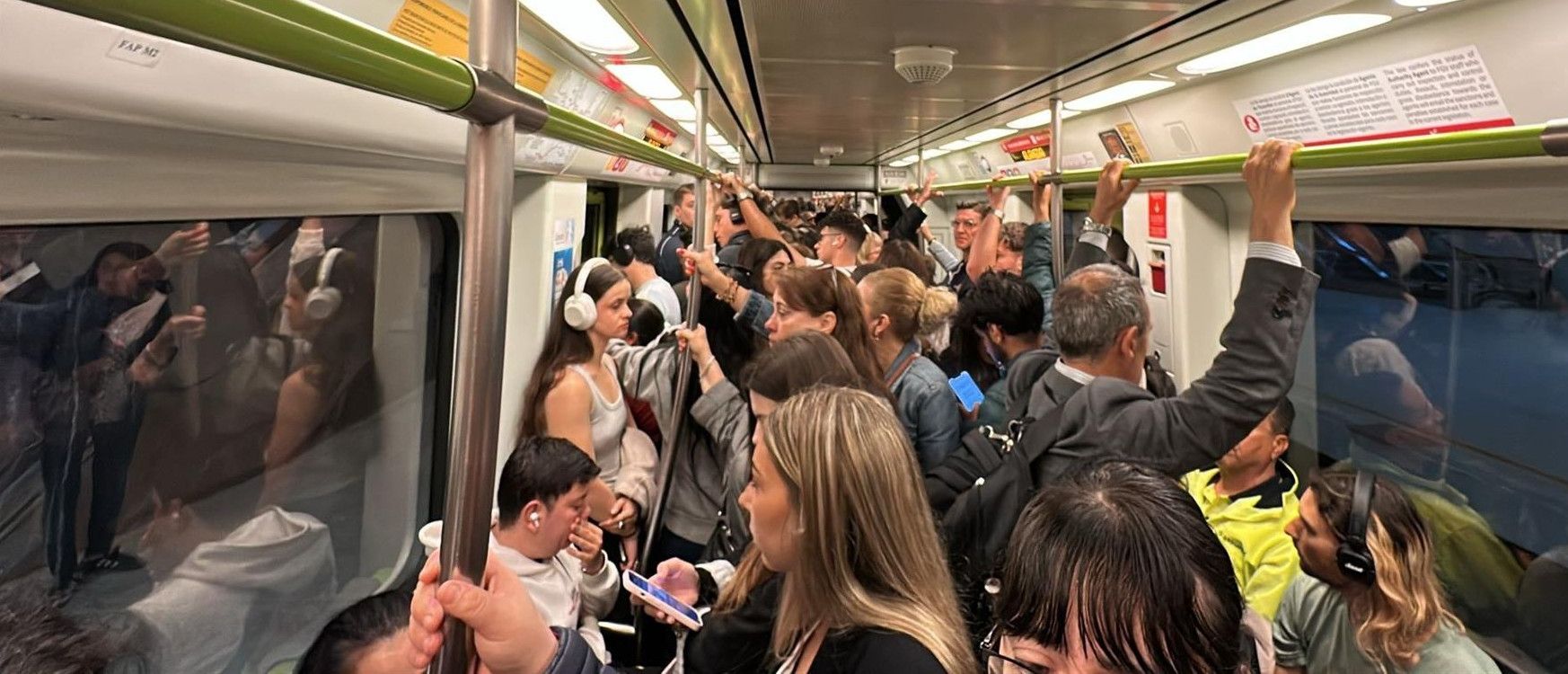 Gent en un tren de Metrovalencia en un dia de vaga