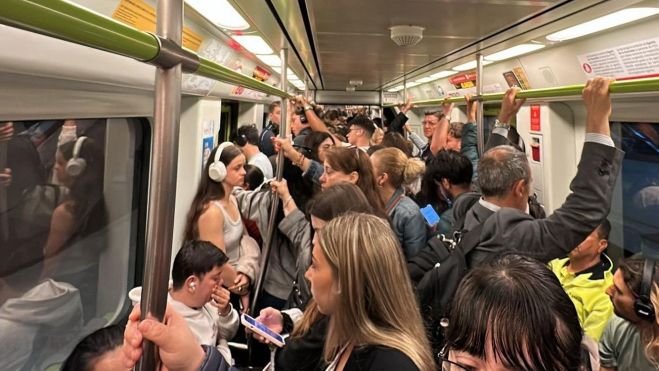 Gente en un tren de Metrovalencia en un día de huelga