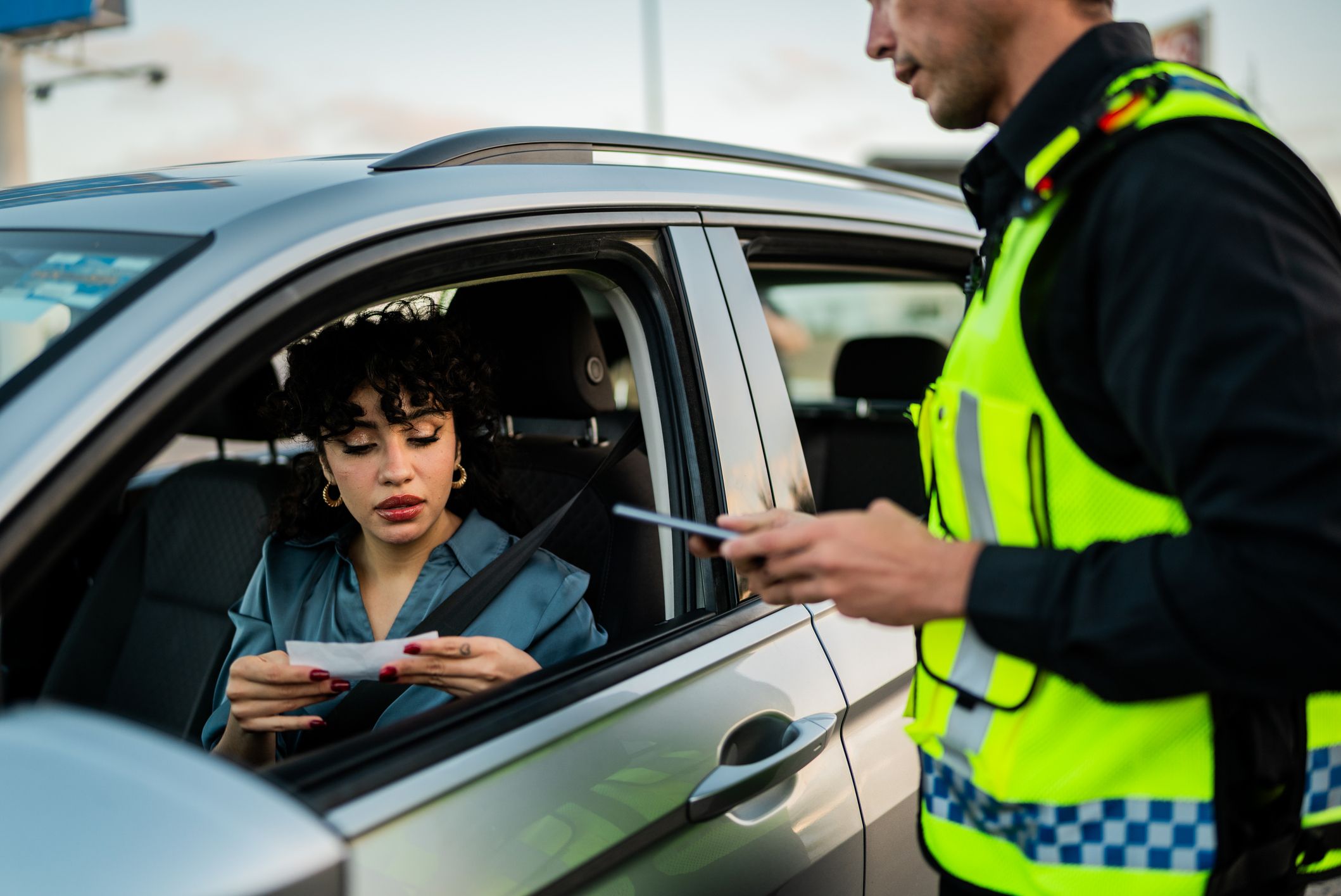 Un policia posant una sanció de trànsit - GettyImages 