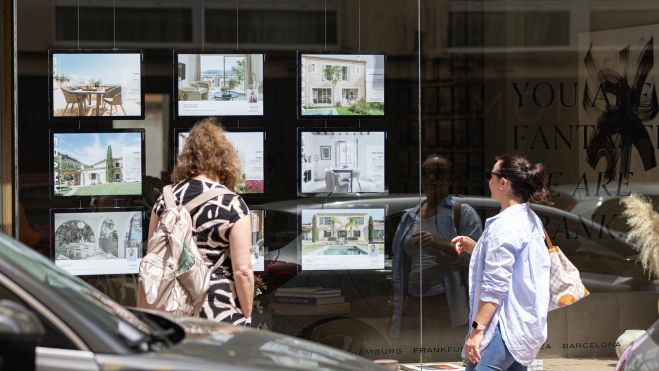 Dos persones observen els anuncis de vivendes en venda en una immobiliària - Toms Moy - Europa Press Dos persones observen els anuncis de vivendes en venda en una immobiliària - Toms Moy - Europa Press