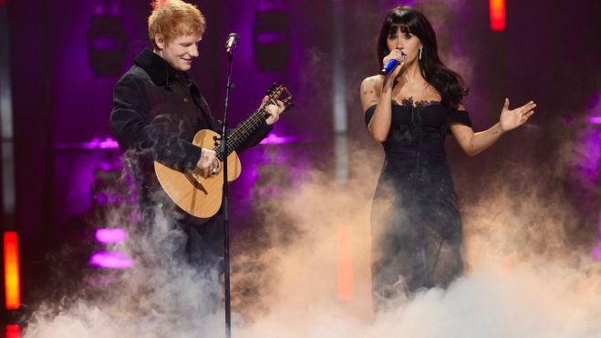 Aitana junto a Ed Sheeran en la gala de LOS40 Music Awards en el Roig Arena