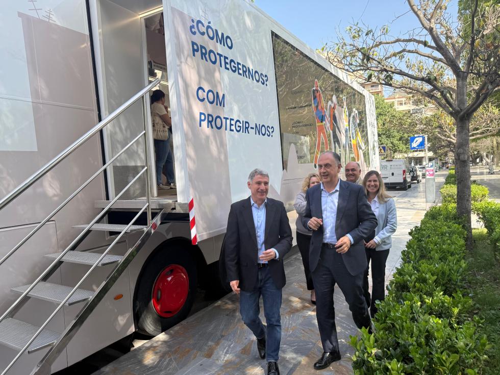 260422 EMER Foto1 bus Orihuela autoprotecci%C3%B3n