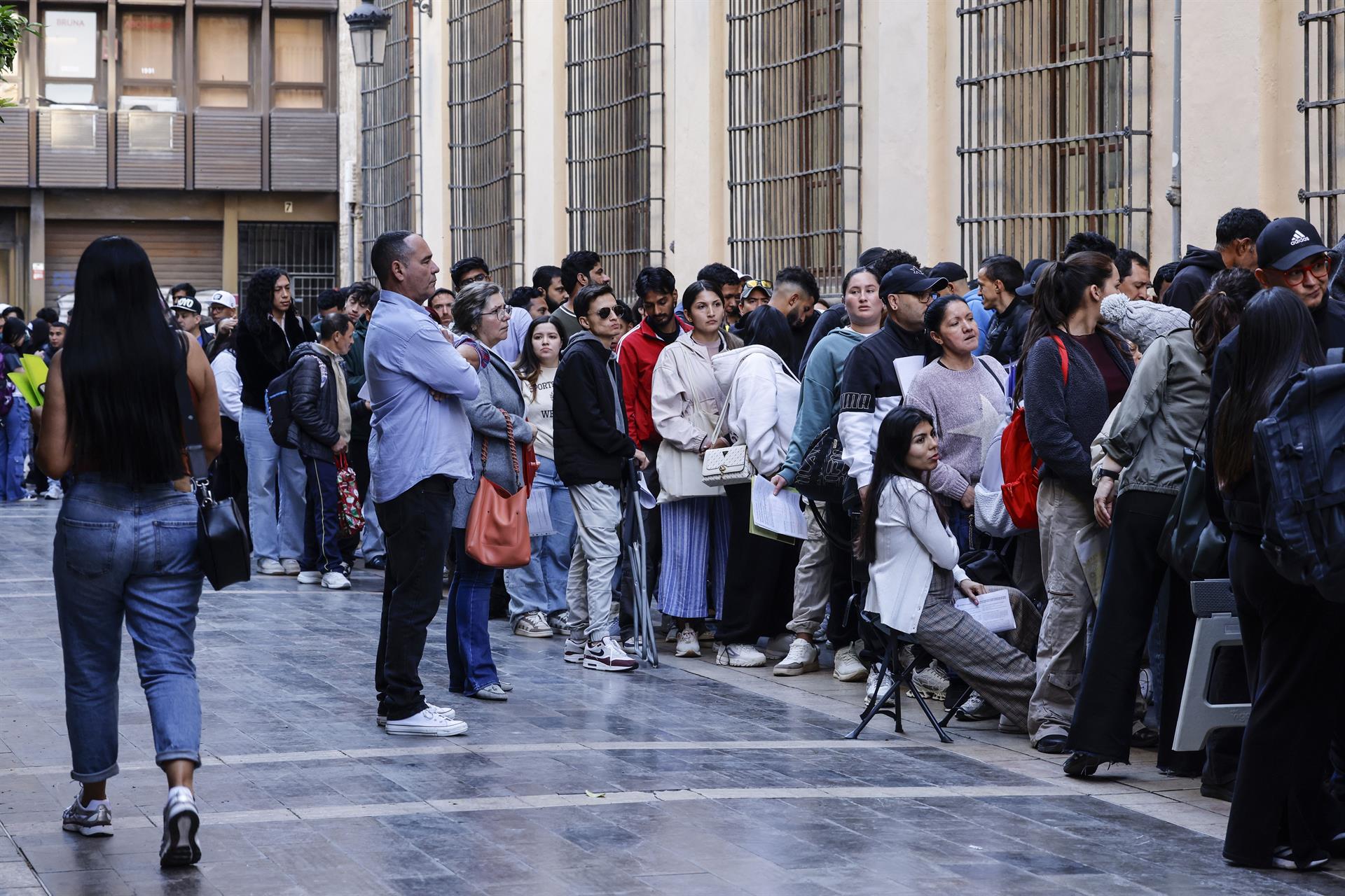 Cues en les oficines del padró de l'Ajuntament de València - Rober Solsona - Europa Press