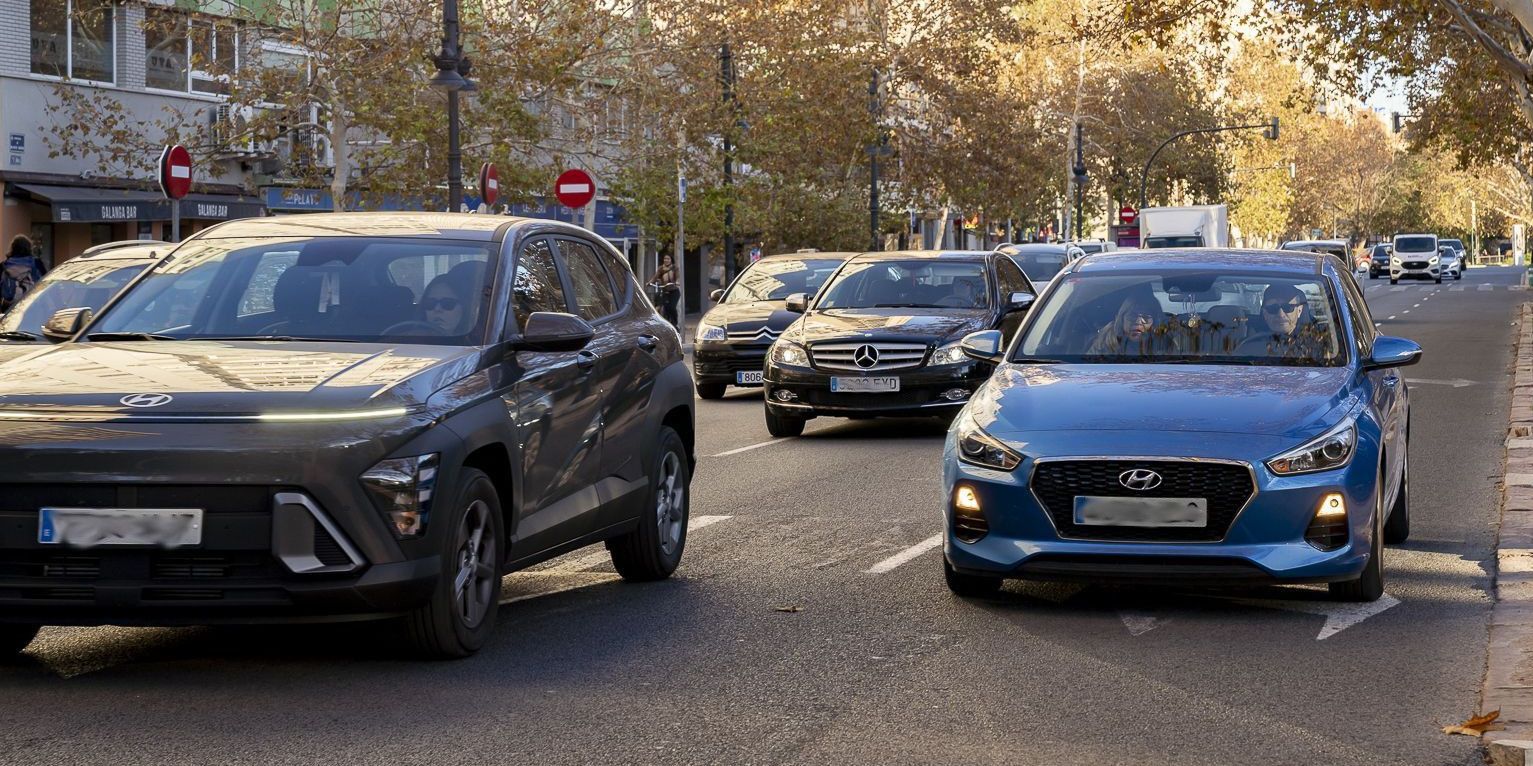 Vehicles circulant per València / Foto: Xisco Navarro