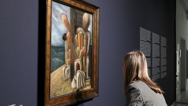 'Compromiso con el arte. De Miró a Barceló'. Observando detalle en obra de Giorgio De Chirico