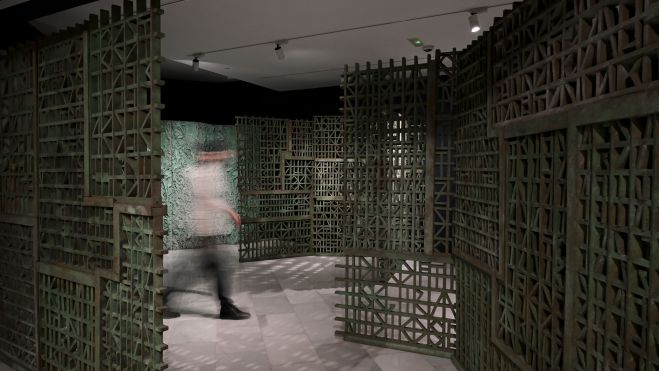 'Compromiso con el arte. De Miró a Barceló'. Visitante en la instalación de Cristina Iglesias