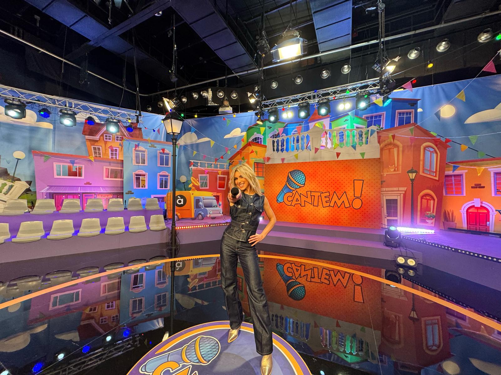 Maria Fuster al plató plaça de Cantem!