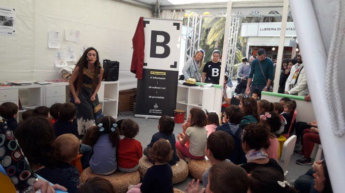 Contacontes en una biblioteca de València
