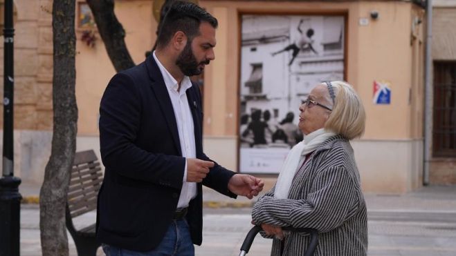 Modesto Martínez parlant amb veïnes i veïns d'Alboraia.