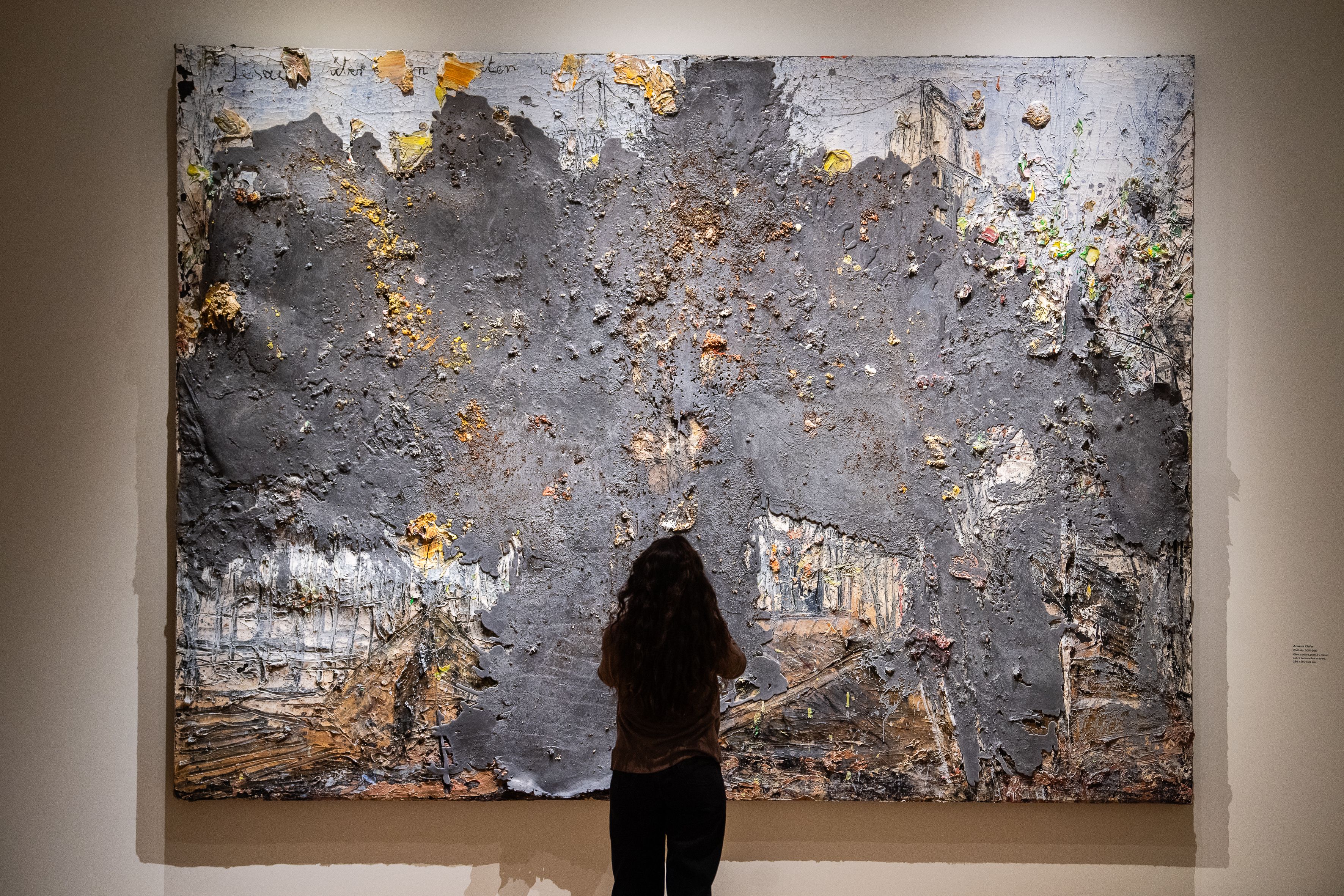 Un visitante admira la obra Walhalla de Kiefer - Centro de Arte Hortensia Herrero