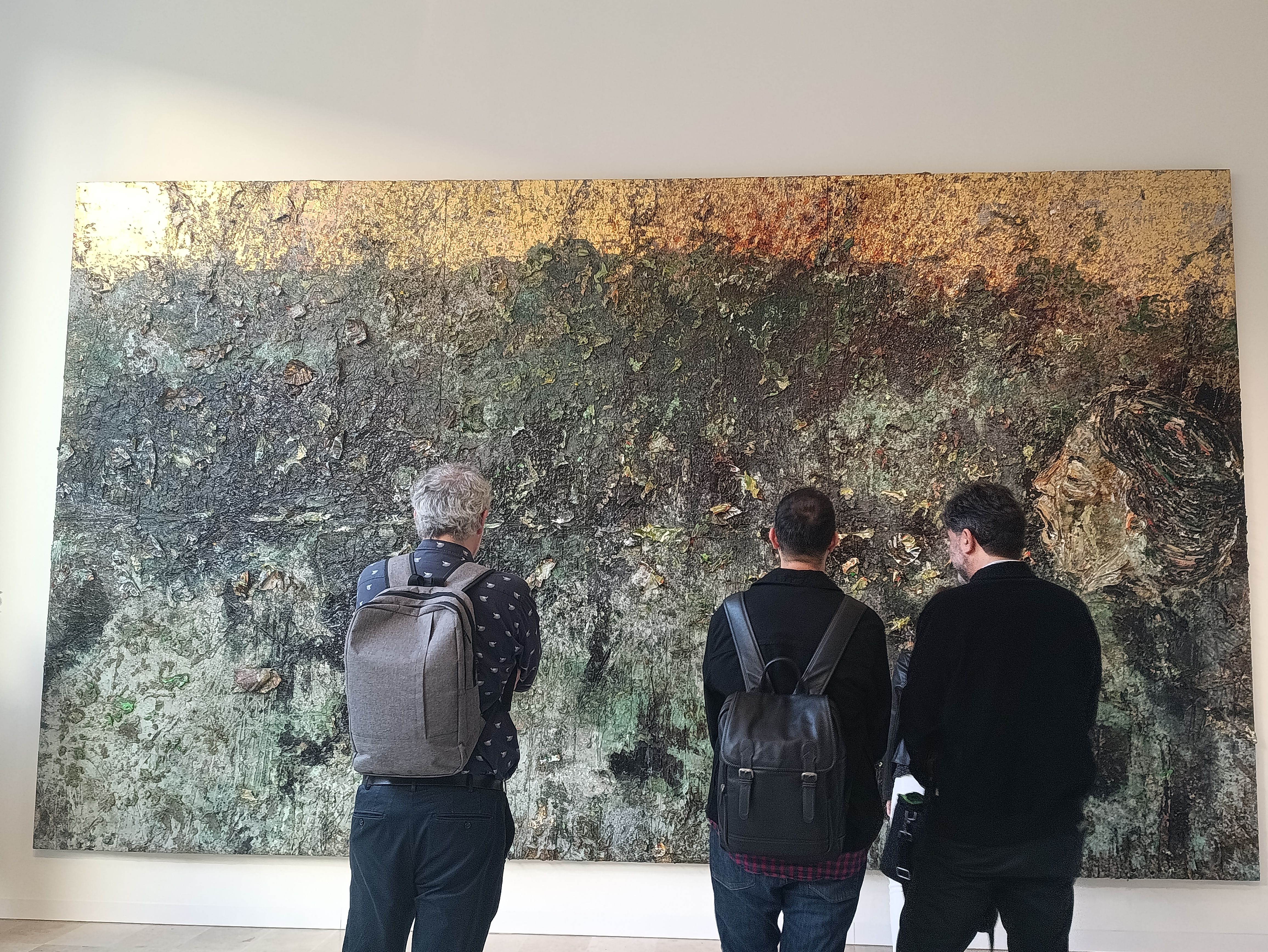 Visitantes en la exposición de Anselm Kiefer del Centro de Arte Hortensia Herrero