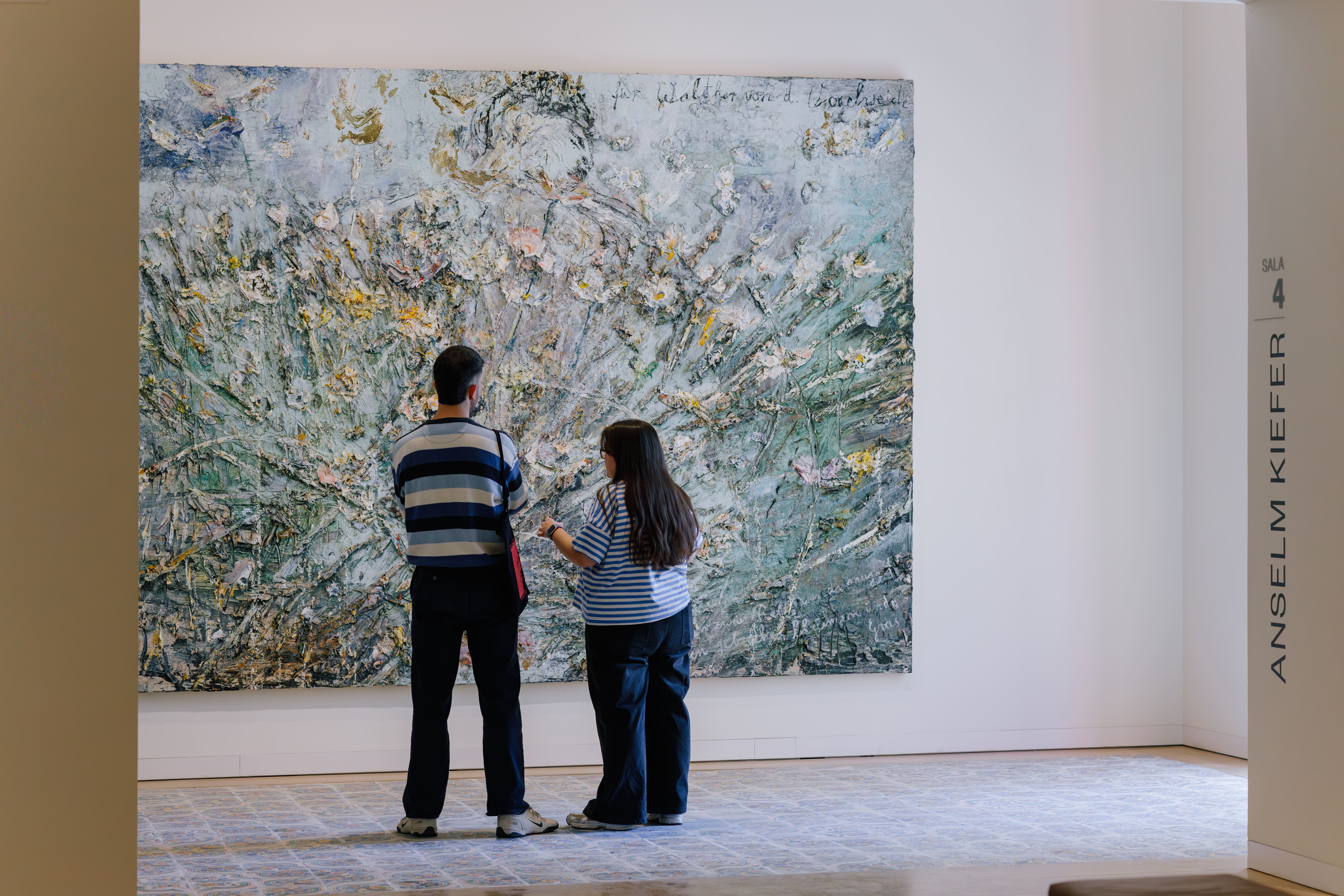 Visitantes en la exposición de Anselm Kiefer - Centro de Arte Hortensia Herrero