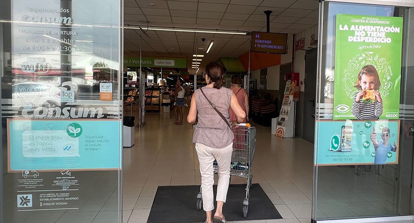 Una mujer entra en un supermercado