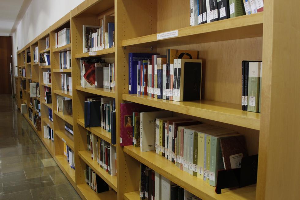 Estantería de una biblioteca