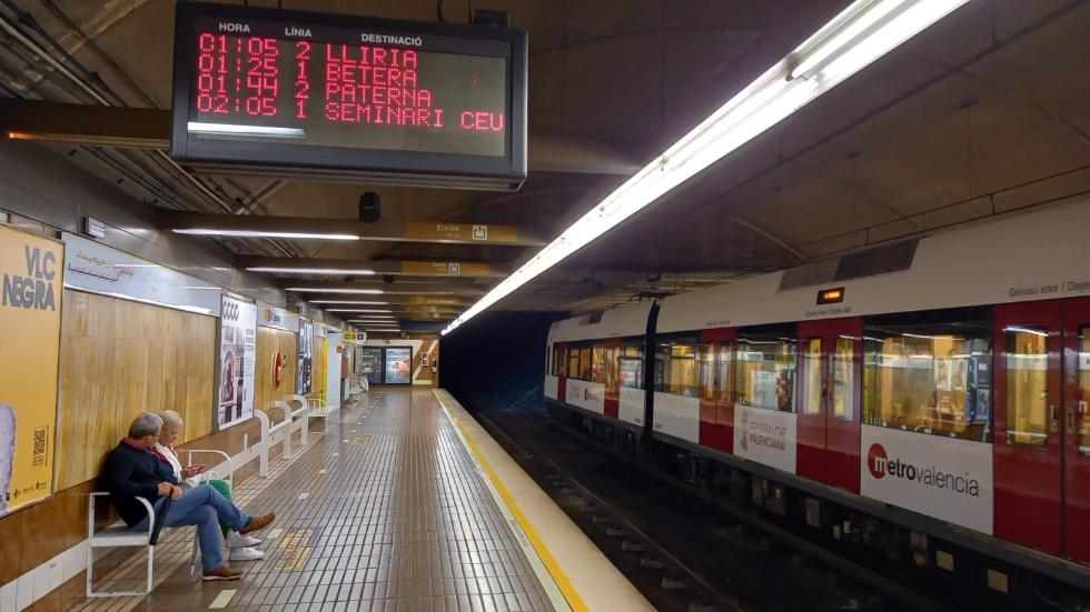 Un persona espera la llegada del metro en València