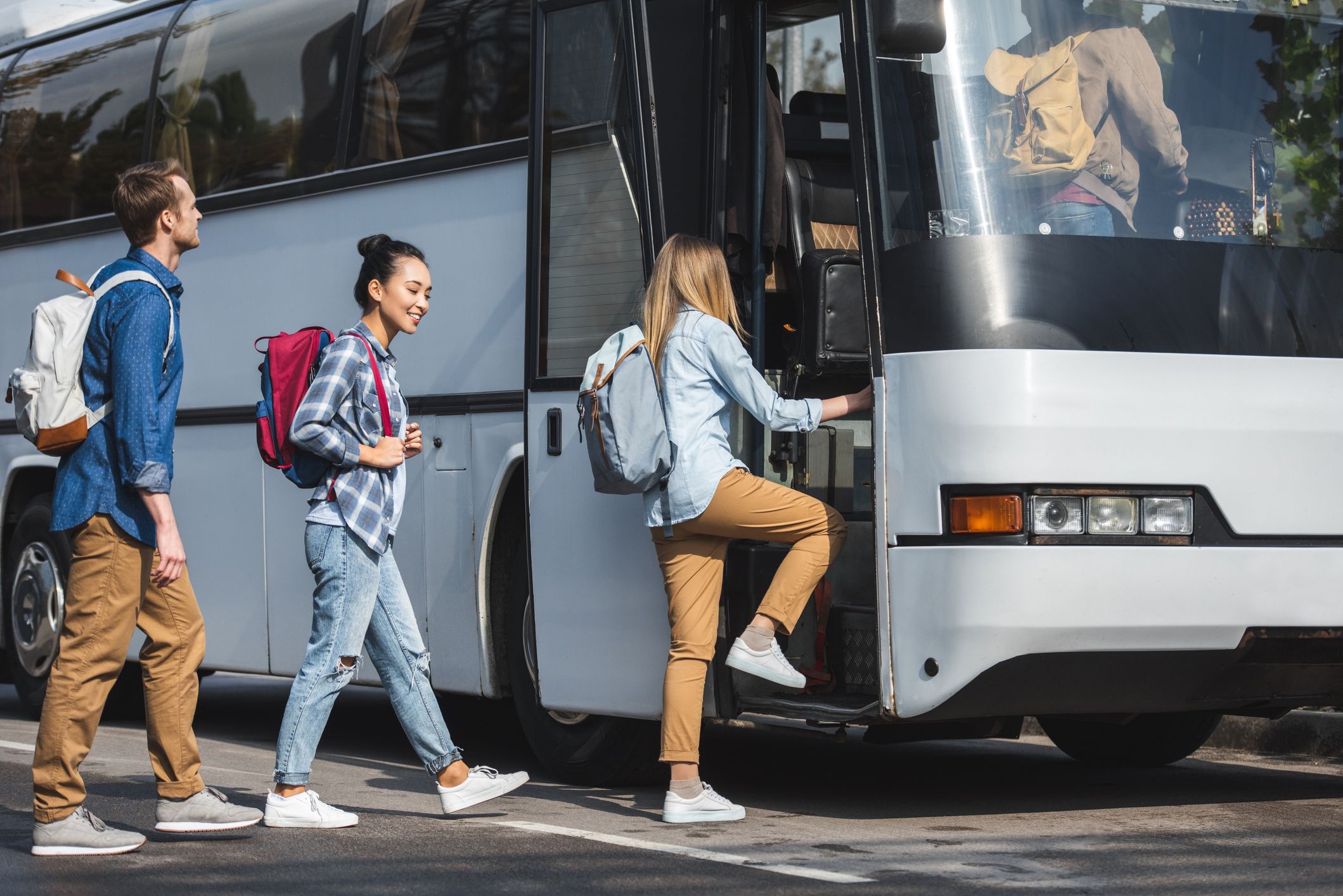 Gent pujant a un bus - GettyImages