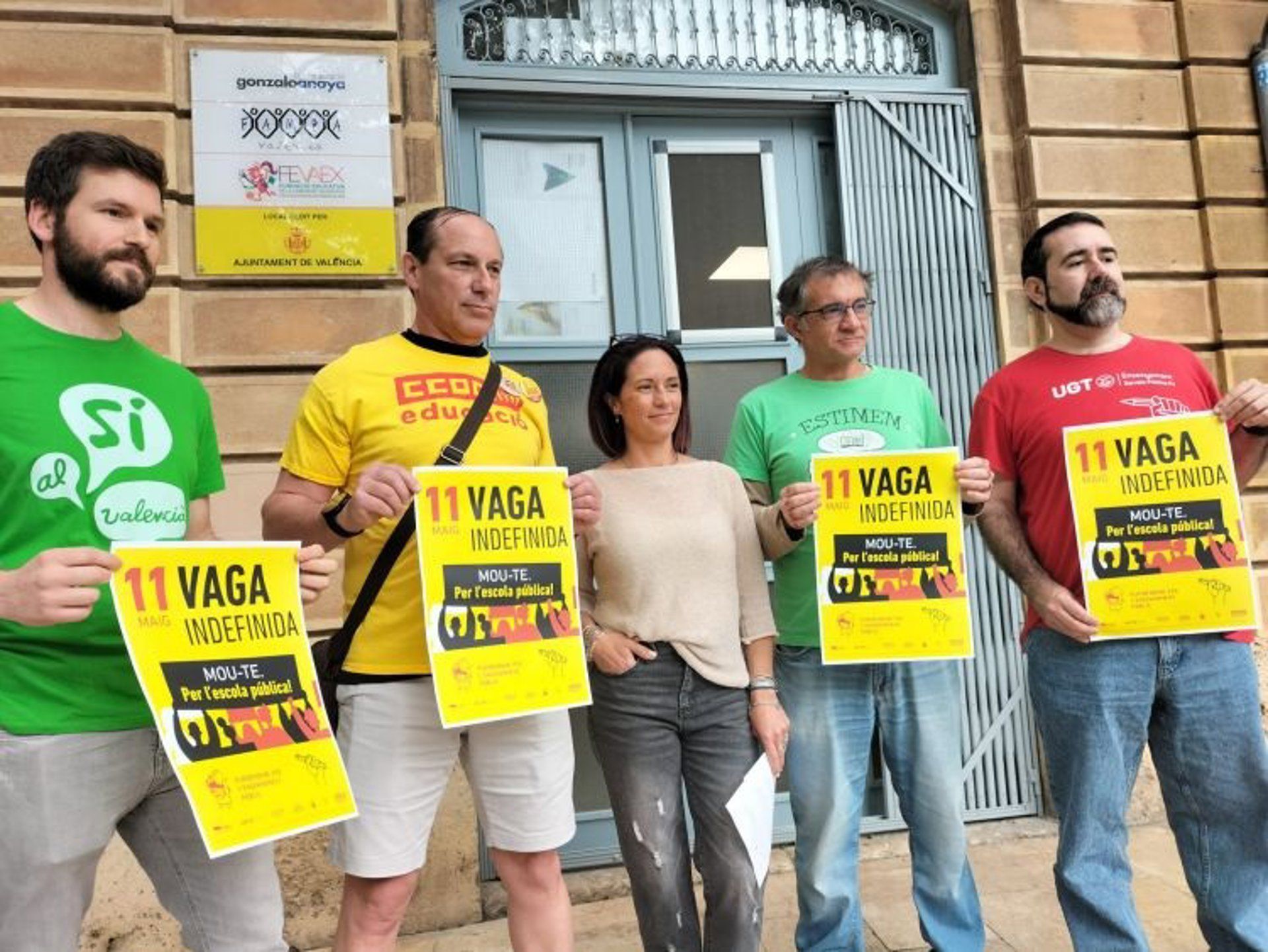 Representantes de la Plataforma en Defensa de l'Ensenyament con carteles a favor de la huelga indefinida - STEPV Representantes de la Plataforma en Defensa de l'Ensenyament con carteles a favor de la huelga indefinida - STEPV