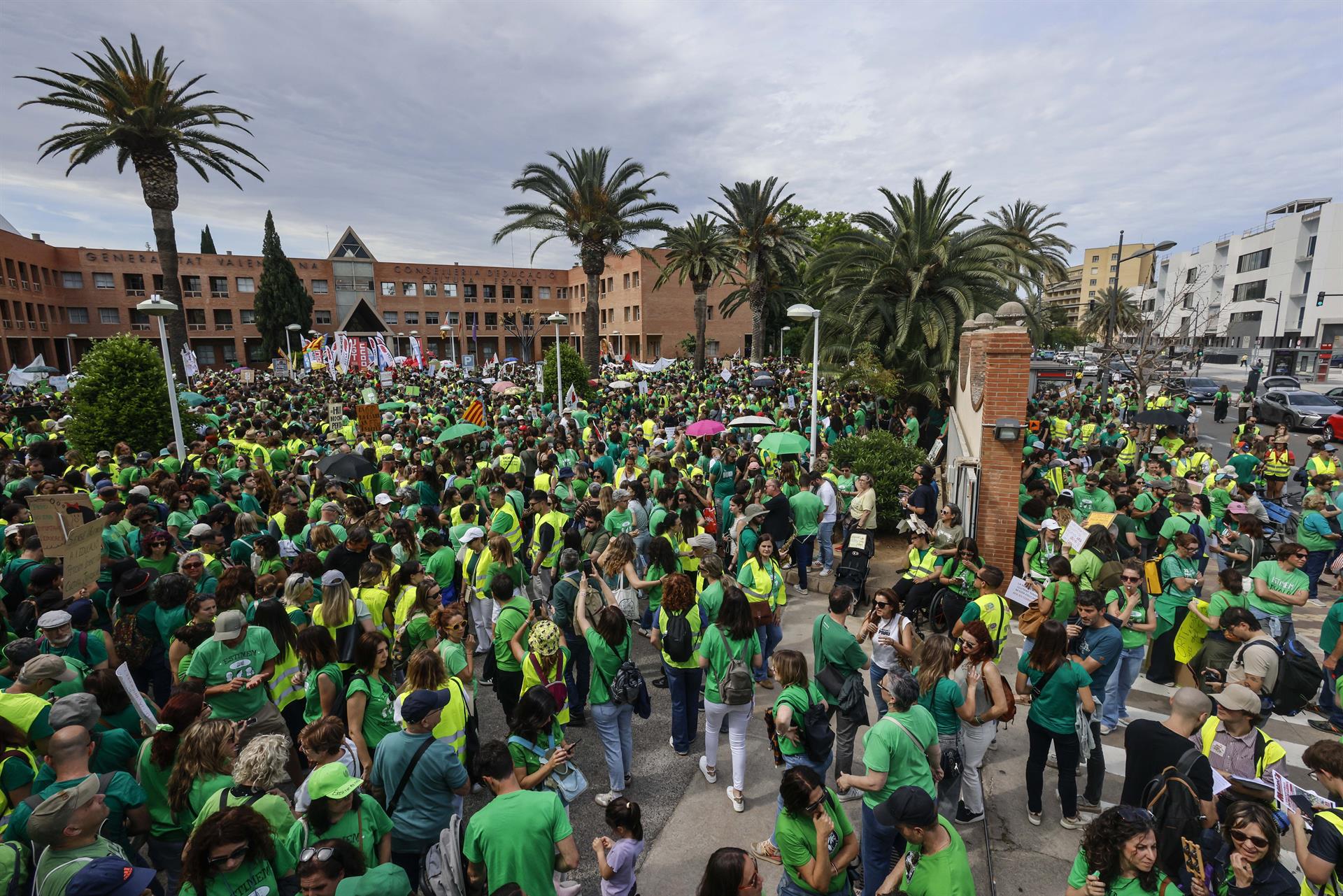 Concentració professors davant la Conselleria d'Educació