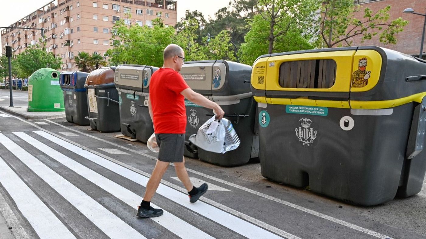Una persona reciclando en Valencia Una persona reciclando en Valencia
