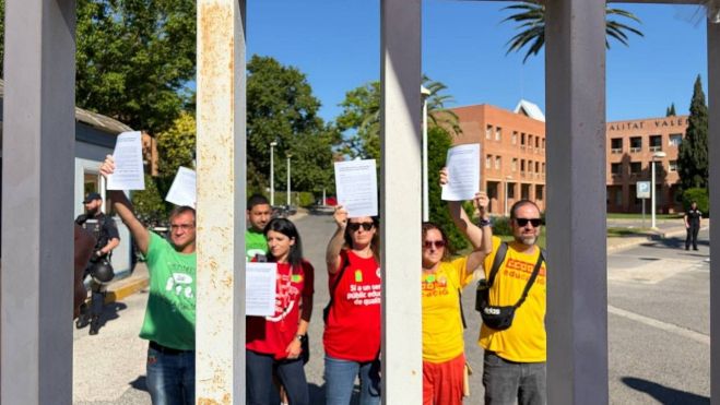 Representantes sindicales a las puertas de la Conselleria de Educación Representantes sindicales a las puertas de la Conselleria de Educación
