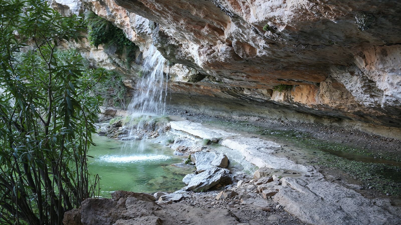 El bany natural entre roques que National Geographic aconsella visitar prop de València este estiu