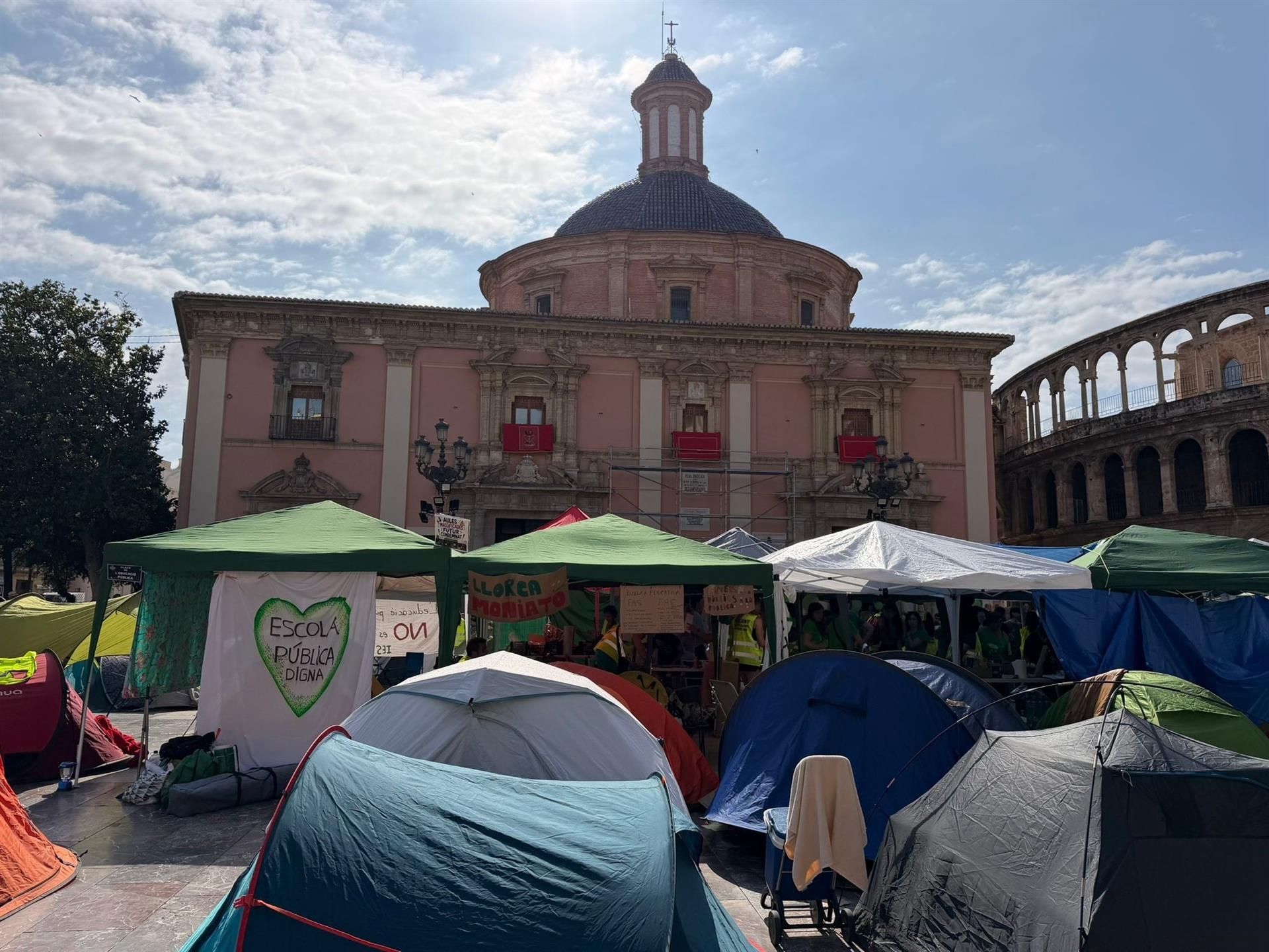 Acampada de docents a la plaça de la Mare de Déu