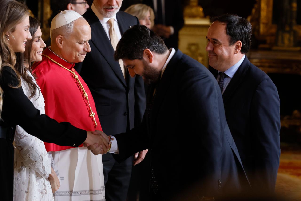 Pérez Llorca a la recepción oficial de los Reyes de España junto con el Papa León XIV Pérez Llorca a la recepción oficial de los Reyes de España junto con el Papa León XIV