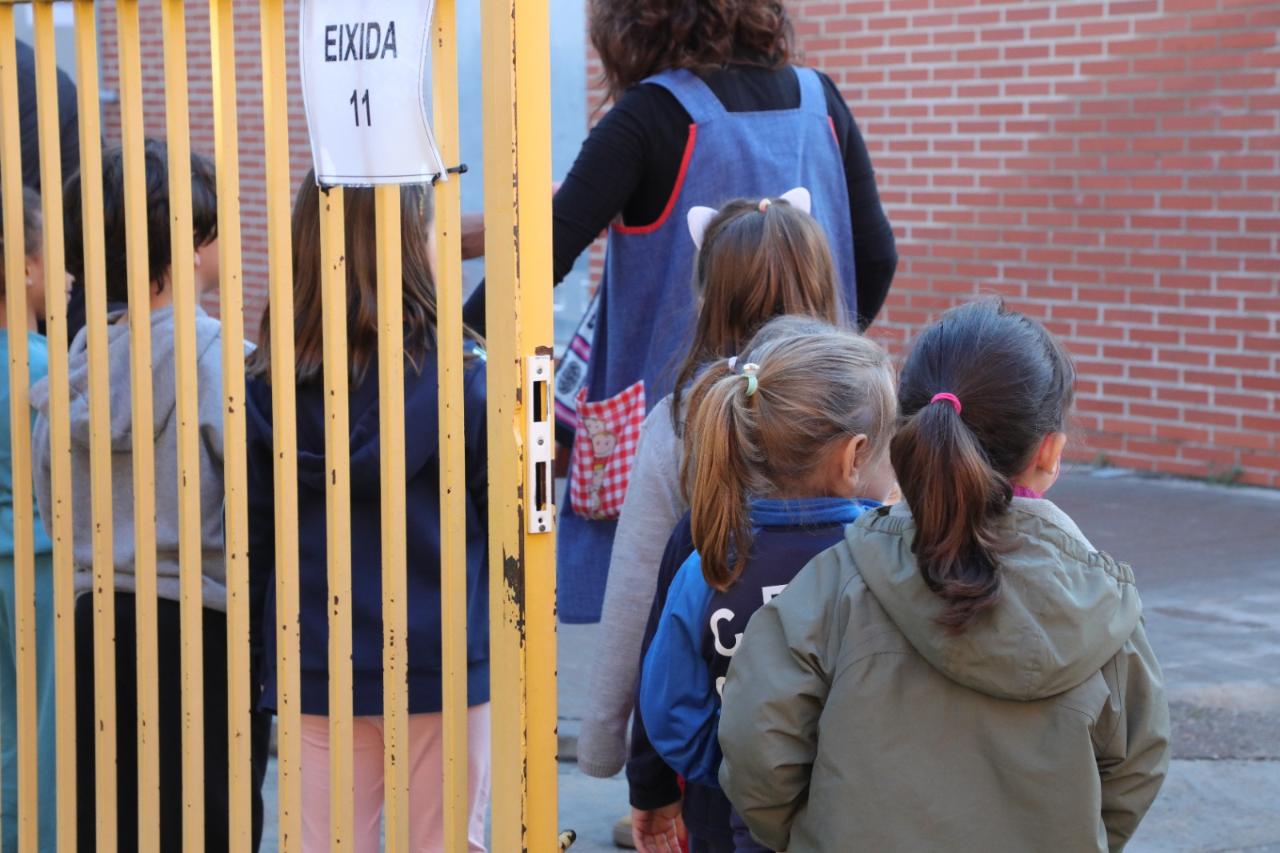 Niños entrando al colegio.