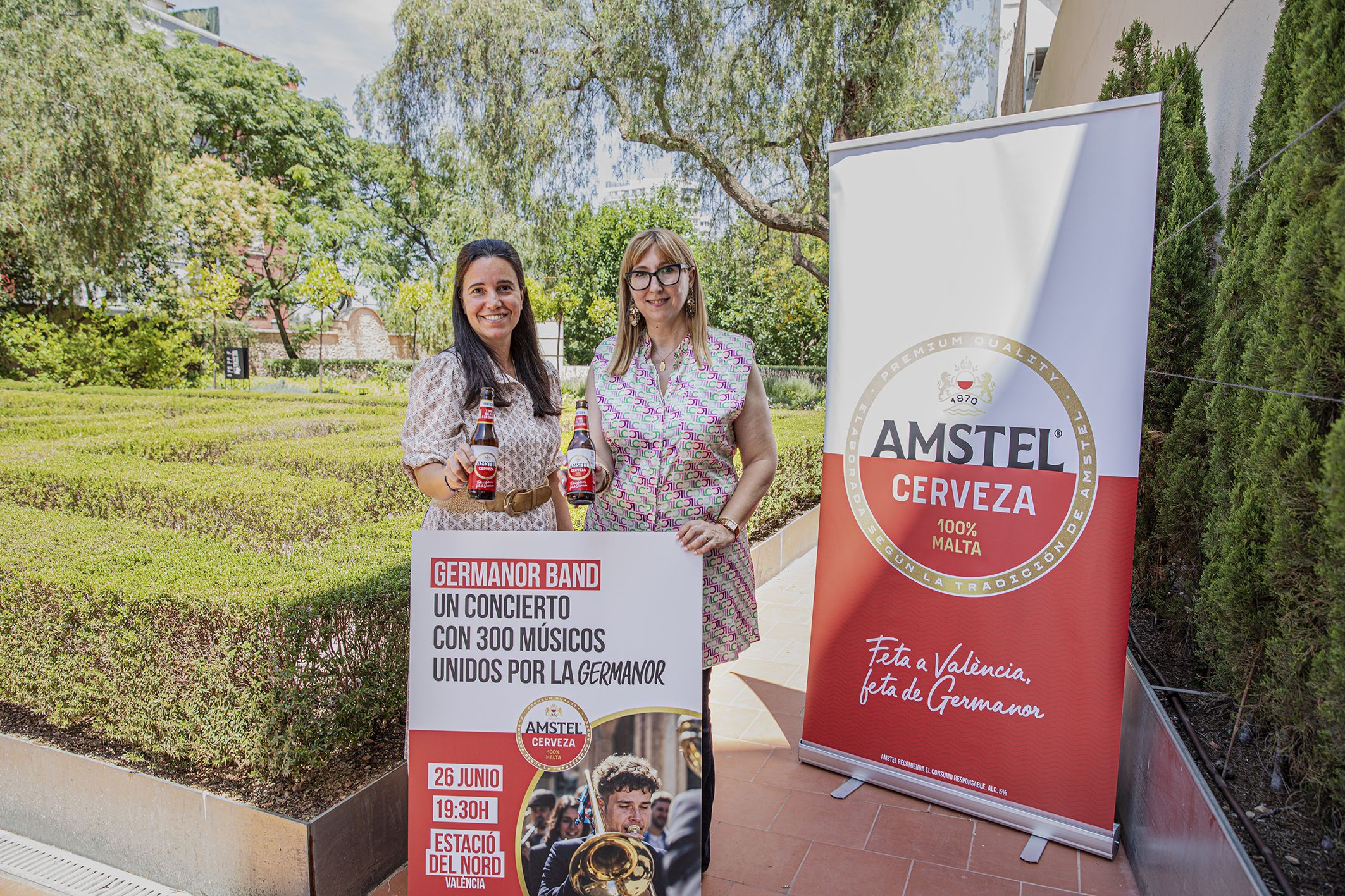 Ainoa de Olazábal, responsable de marketing de Amstel, y Daniela González, presidenta de la Federación de Sociedades Musicales de la Comunitat Valenciana (FSMCV), durante la presentación del concierto de germanor.