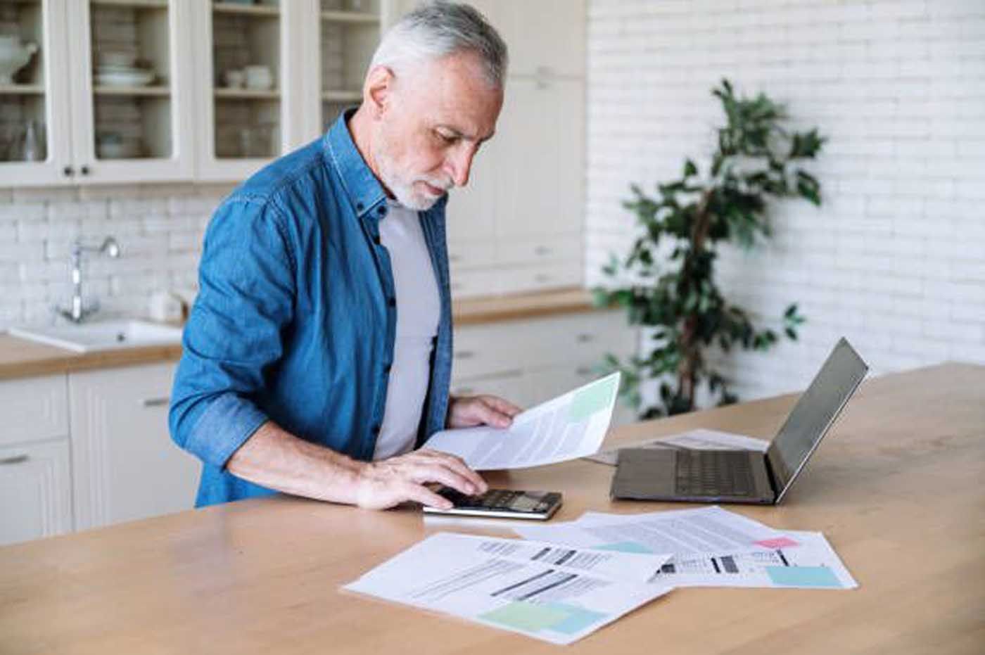 Un hombre haciendo la declaración de la renta Un hombre haciendo la declaración de la renta