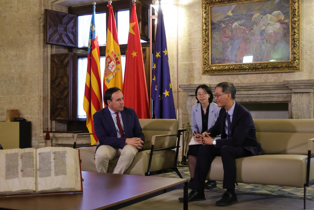 Encuentro entre Pérez Llorca y la Embajada China