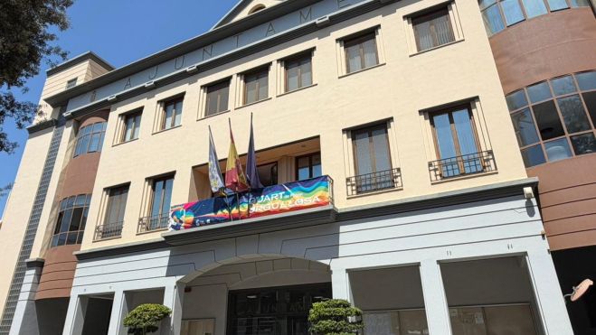 Imagen de la fachada del Ayuntamiento de Quart de Poblet con la pancarta por el Orgullo LGTBI