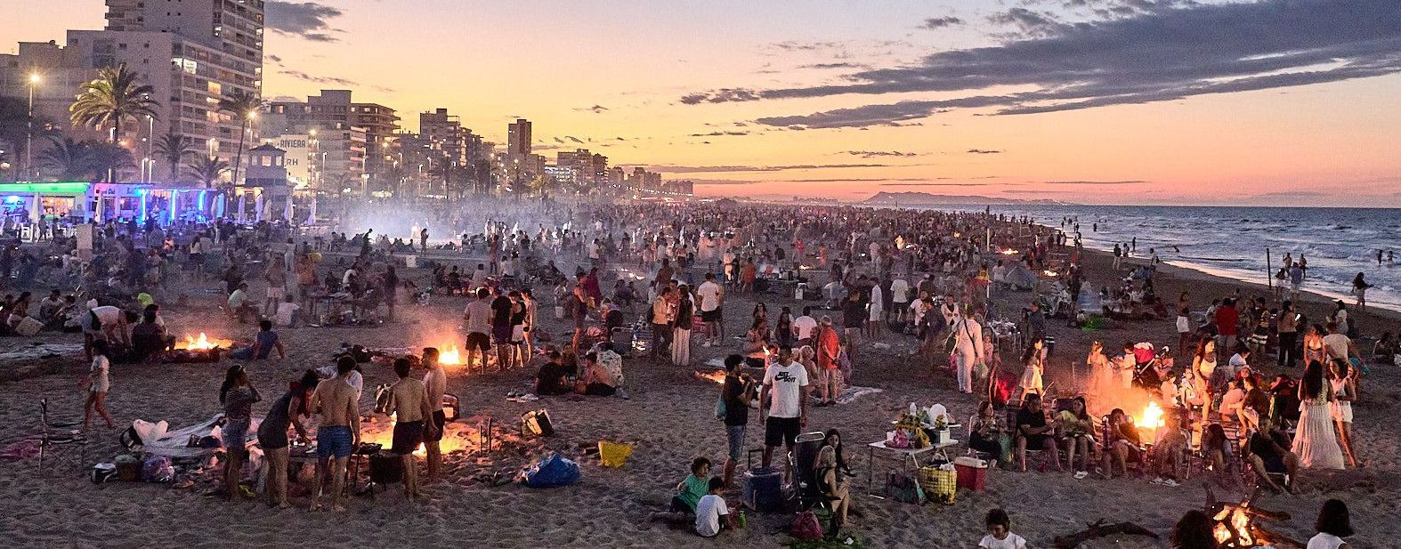Fogueres de Sant Joan en una platja Fogueres de Sant Joan en una platja