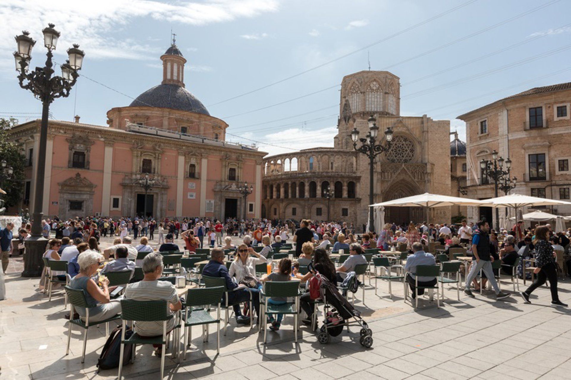 Turistes en la Plaça de la Verge de València